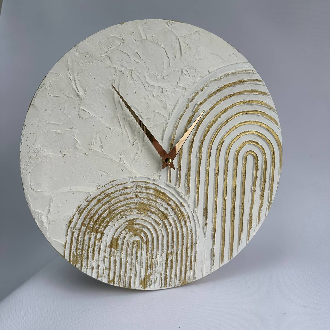 Настенные белые часы с металлическим декором в антикварном стиле Capanni