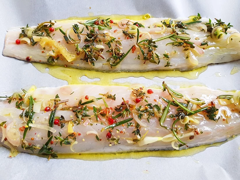 Как приготовить рыбу в духовке: 7 рецептов, которые не подведут