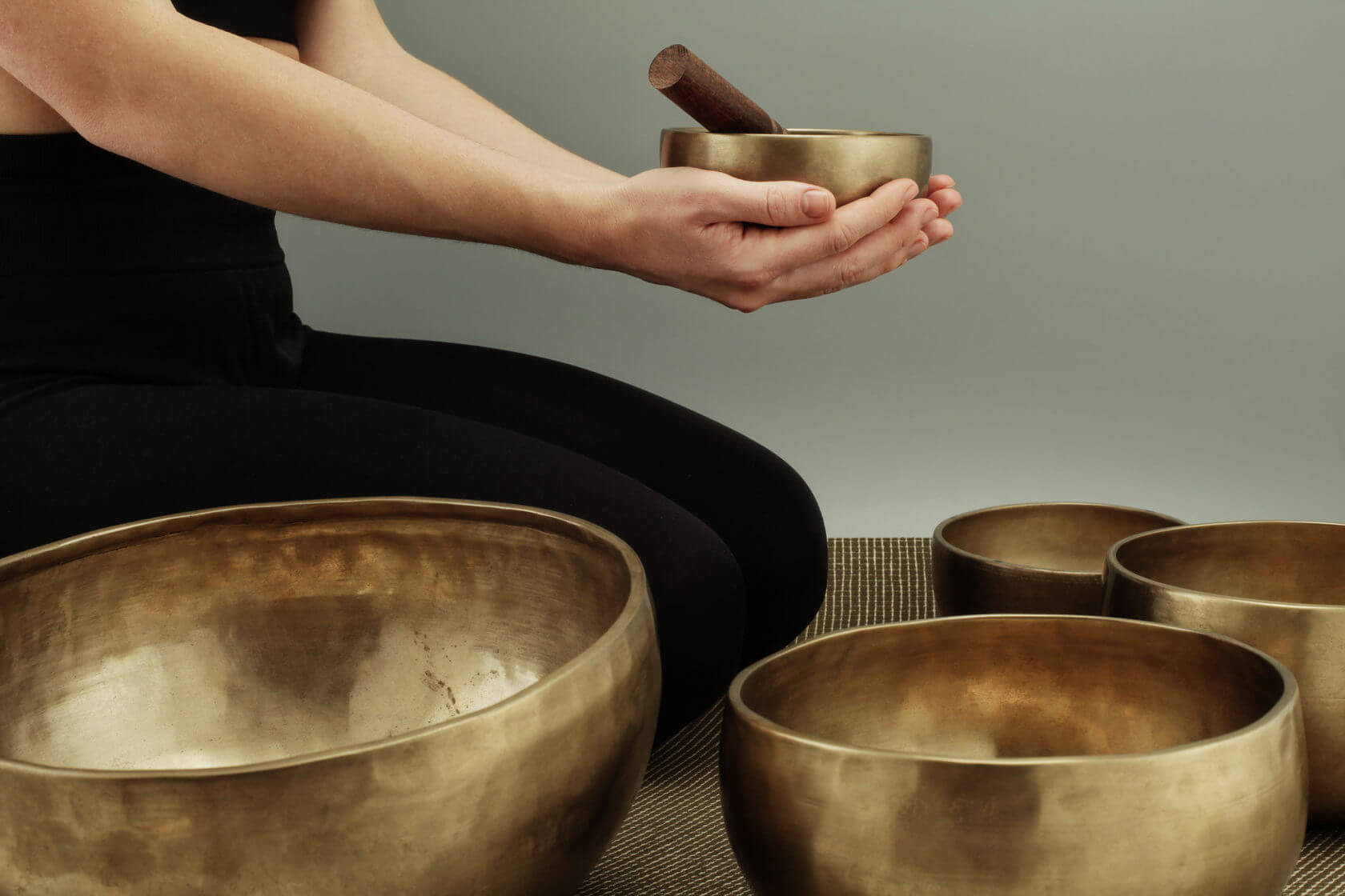 Звук поющих чаш. Поющие чаши Тибета. Саунд хилинг Поющие чаши. Тибетские Поющие чаши Сакрополь. Чаша для медитации.