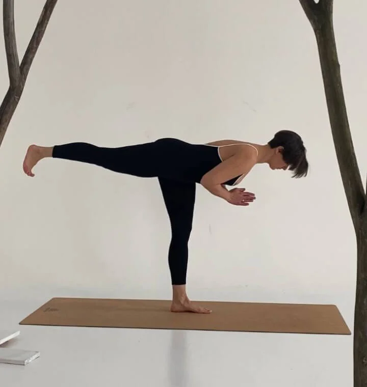 Выполнение позы верблюда