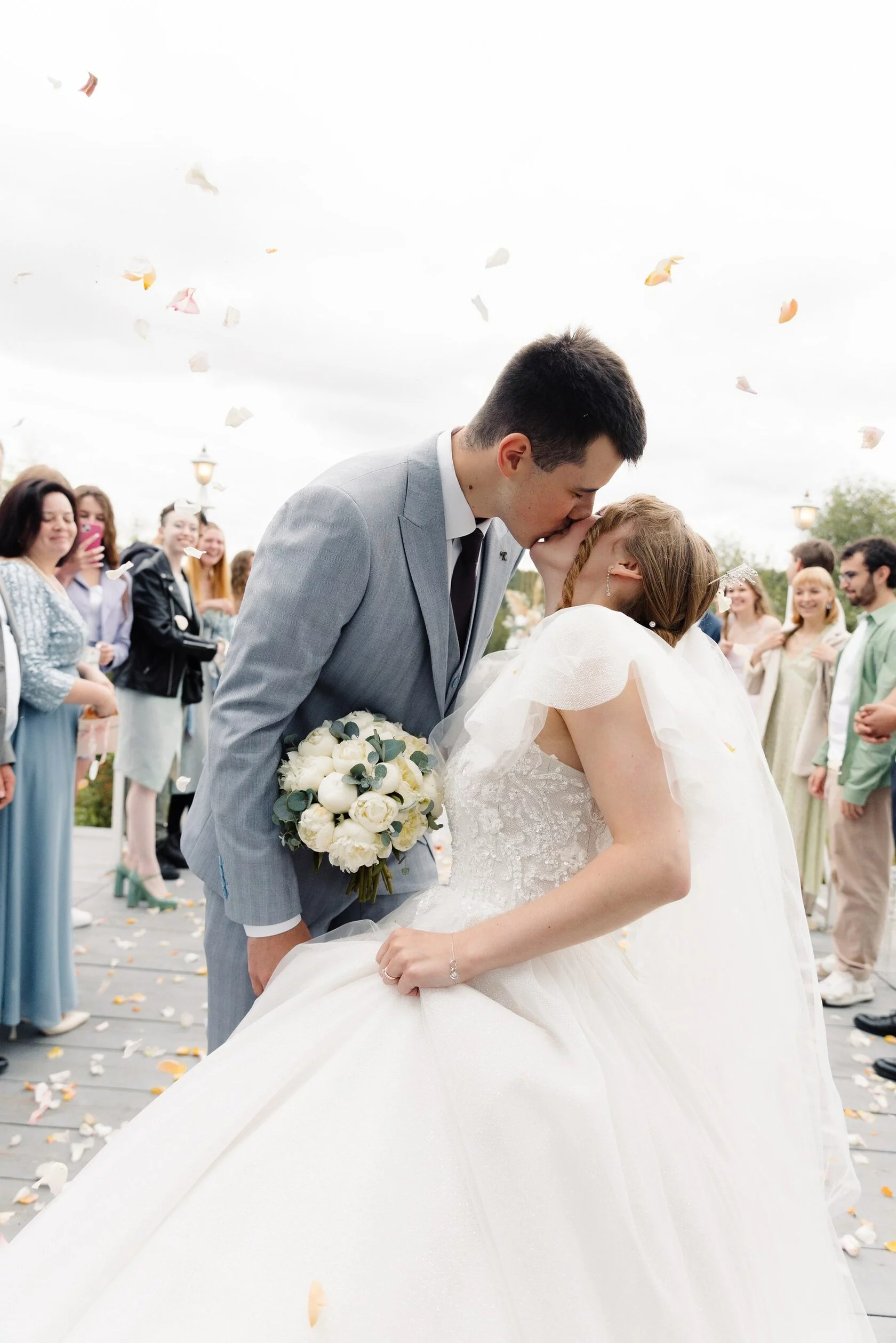 Что новобрачным нельзя делать на свадьбе: важные приметы