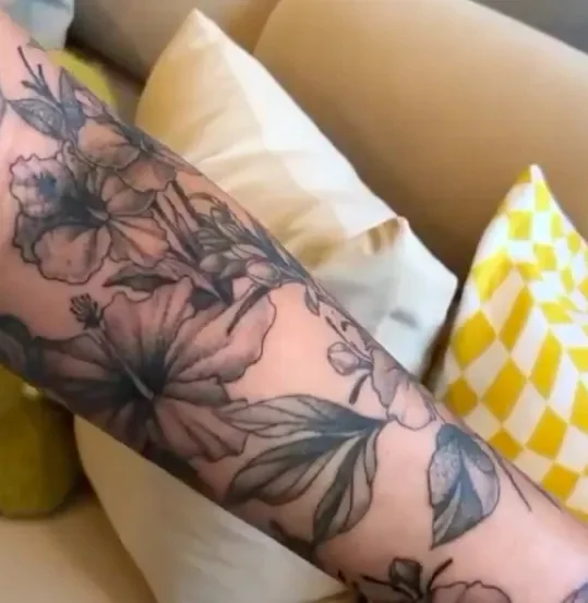 Инъекция чернил: гид по хайповым ботаническим татуировкам