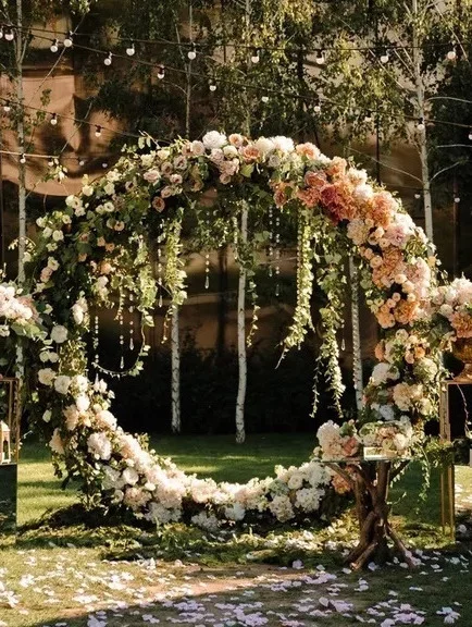 Свадебные арки из ткани и живых цветов