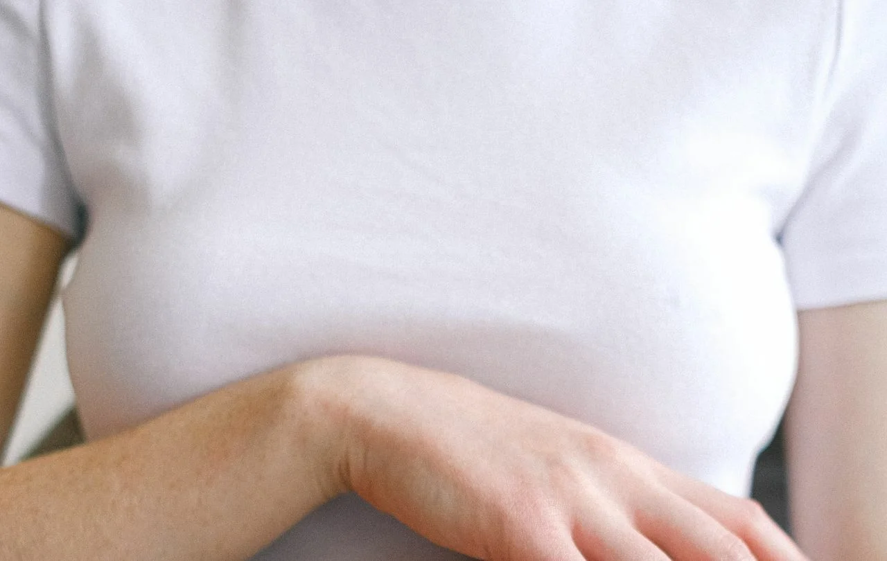 Опрелости под грудью :: Симптомы, причины, лечение и шифр по МКБ
