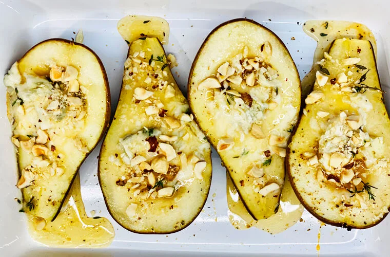 Груши запечённые с сыром горгонзола, тимьяном и орехами - рецепт с фото