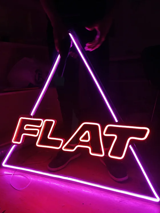 Неоновая вывеска «Flat» (логотип) — работа NEONES