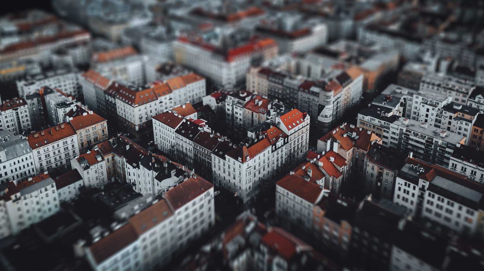 Крыши домов Праги, с блоками районов 