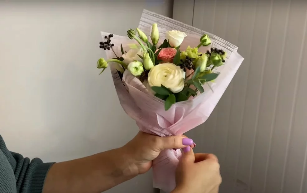 Мини-букет из цветов своими руками: как составить и упаковать маленький  букет