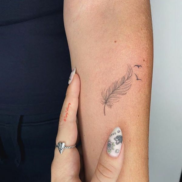 8 значений татуировок с павлиньими перьями