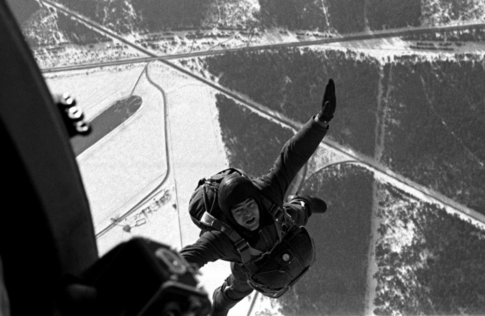 А.Г. Николаев выполняет очередной прыжок с парашютом