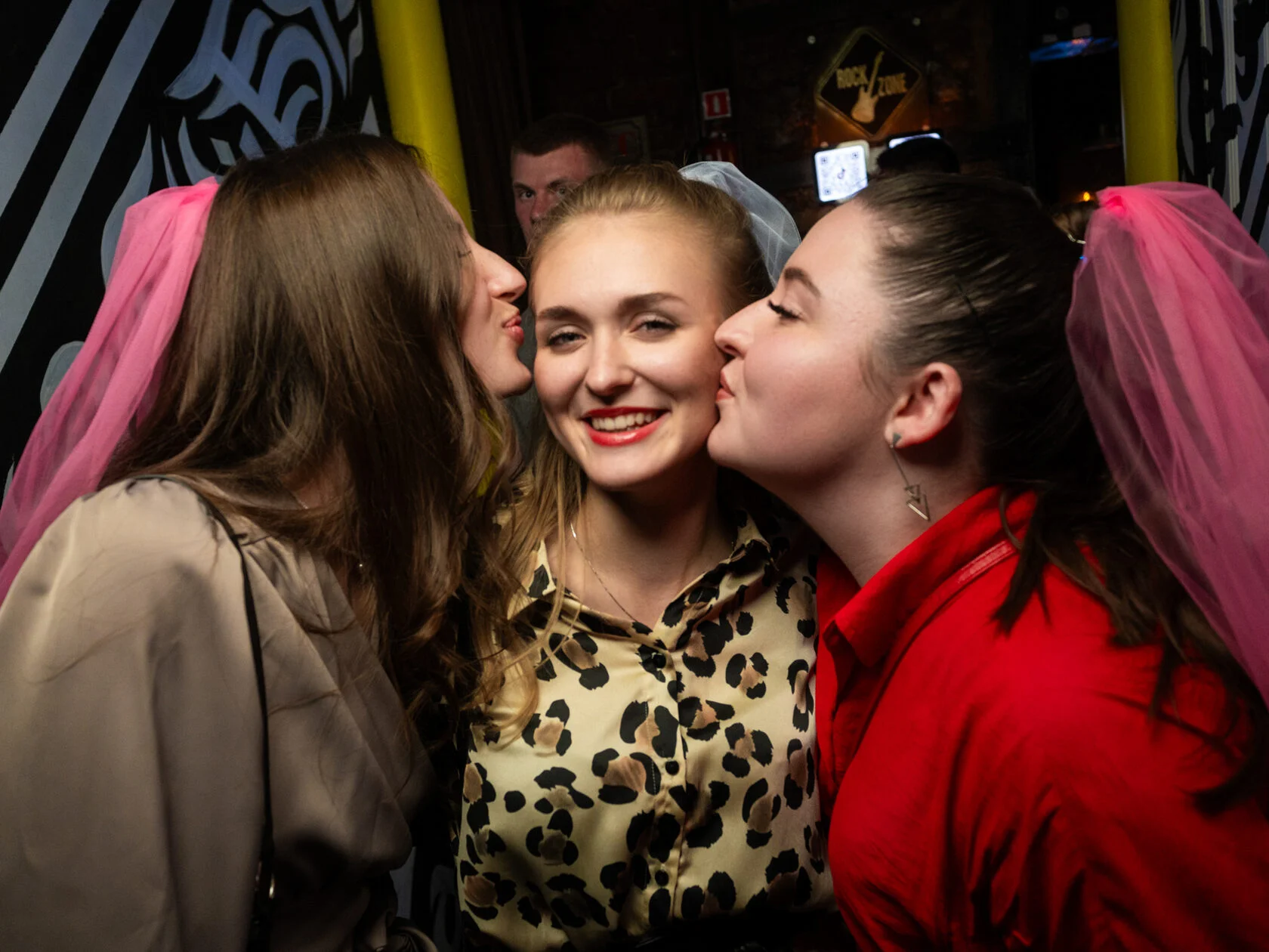 Девушки на девичнике в баре Молодежь