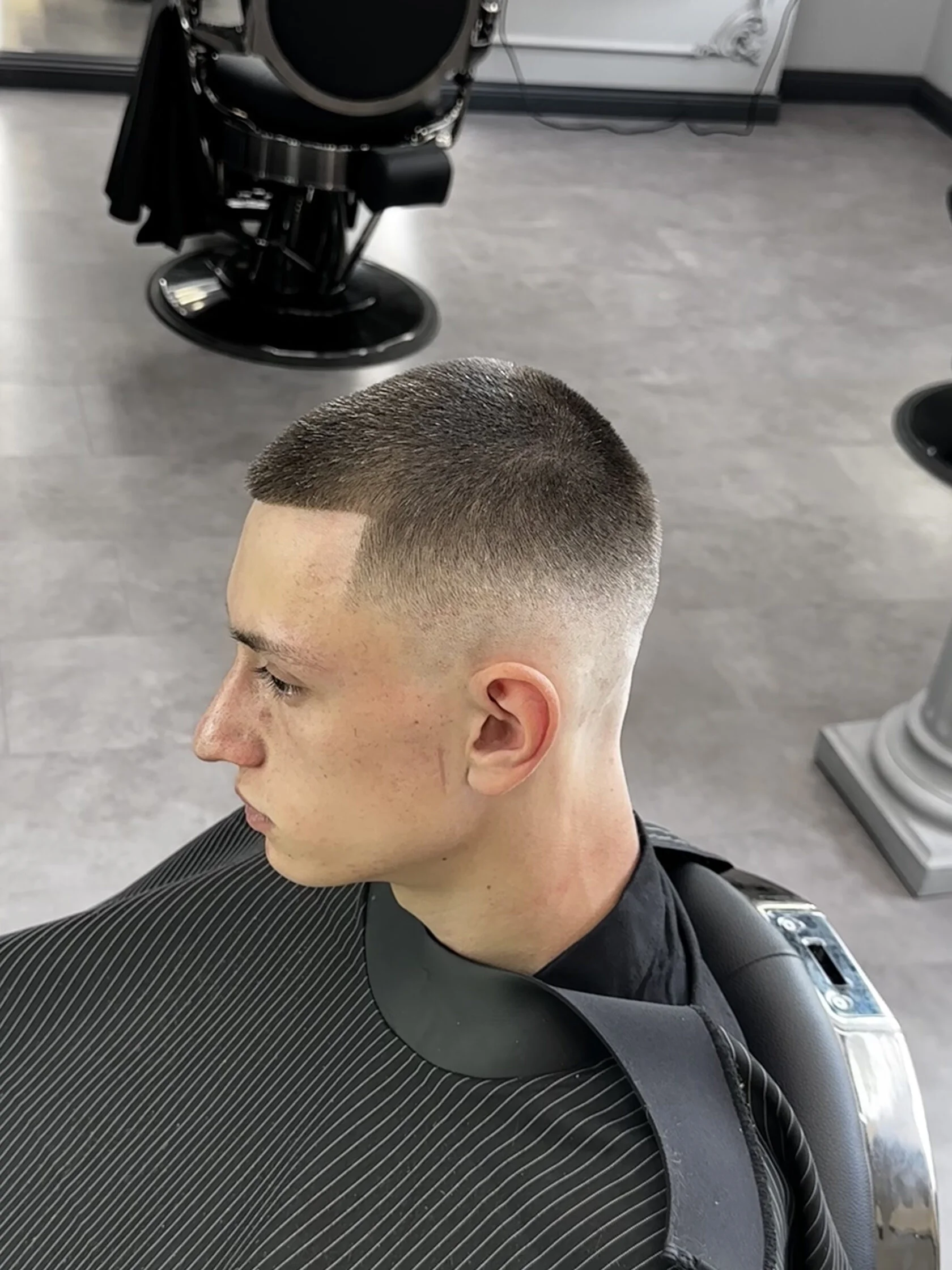 Короткая мужская стрижка fade в барбершопе Гедонист в Донецке