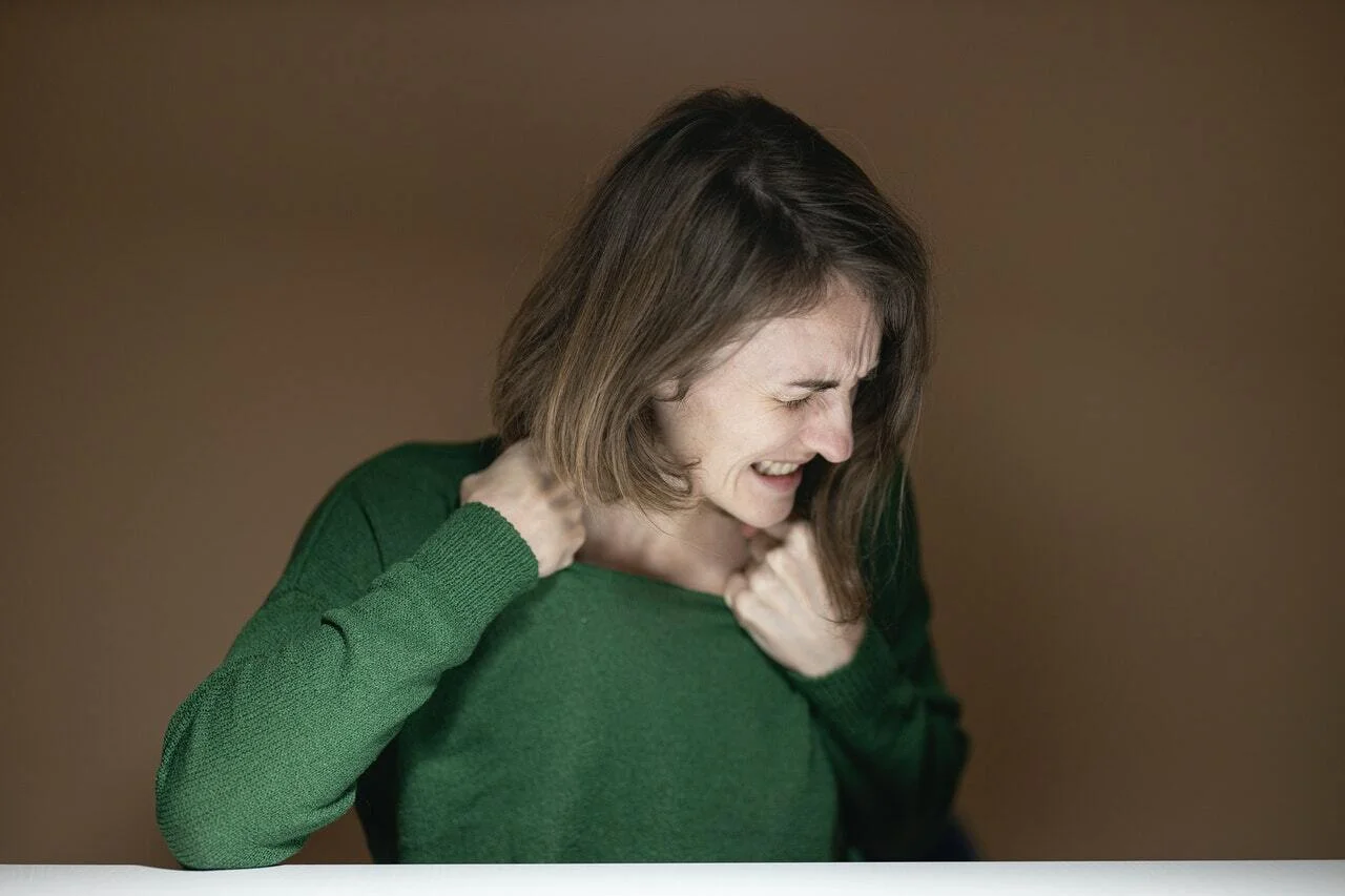 Почему болит грудь: 11 безобидных и пугающих причин