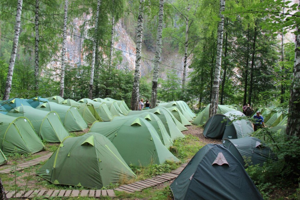 Палаточный лагерь на кемпинге Компании Штурм