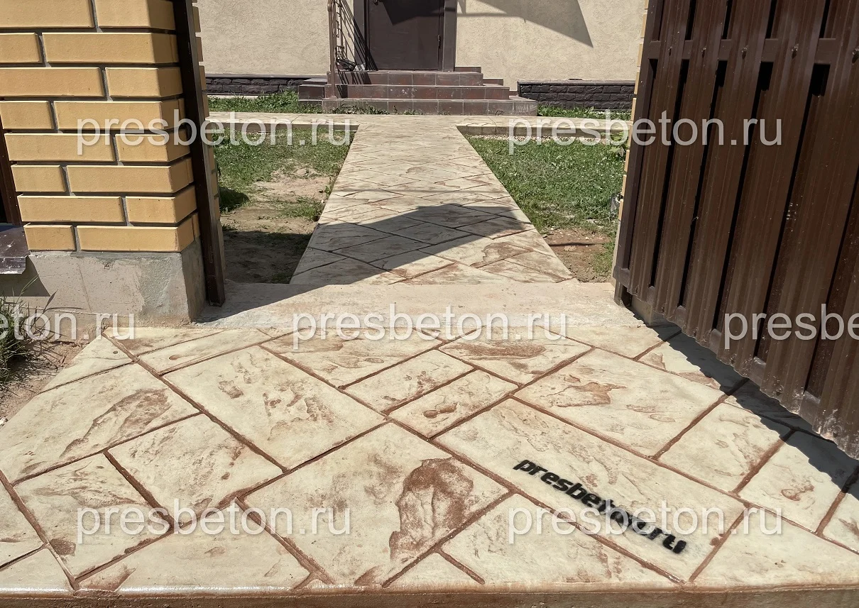 Используем декоративный бетон для создания забора или мраморной дорожки