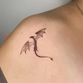 Женская тату графика дракона на руке. Мастер-тату Настя Злюка @zlukness | Графика