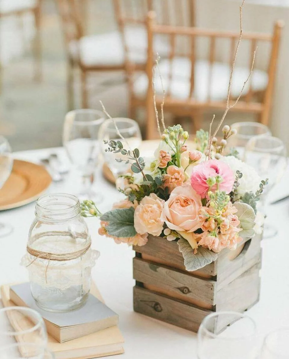 Букеты на столы на свадьбу: секреты свежести и красоты