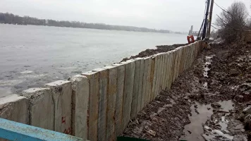 Виды берегоурепления берегов водохранилища: деревянные сваи