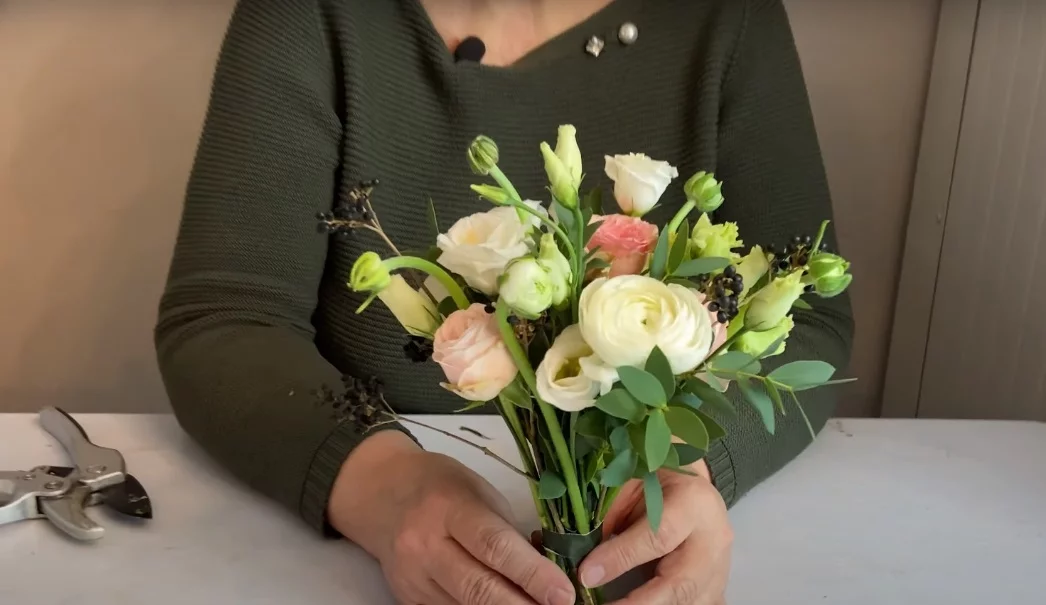 Как сделать бутоньерку из живых цветов — Свадебный портал Marry