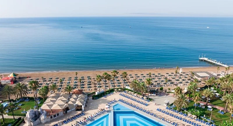 Пляж и бассейн Adora Resort на берегу Средиземного моря