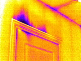 Снимки помещения с использованием тепловизора, на которых видно перемещение холодного воздуха