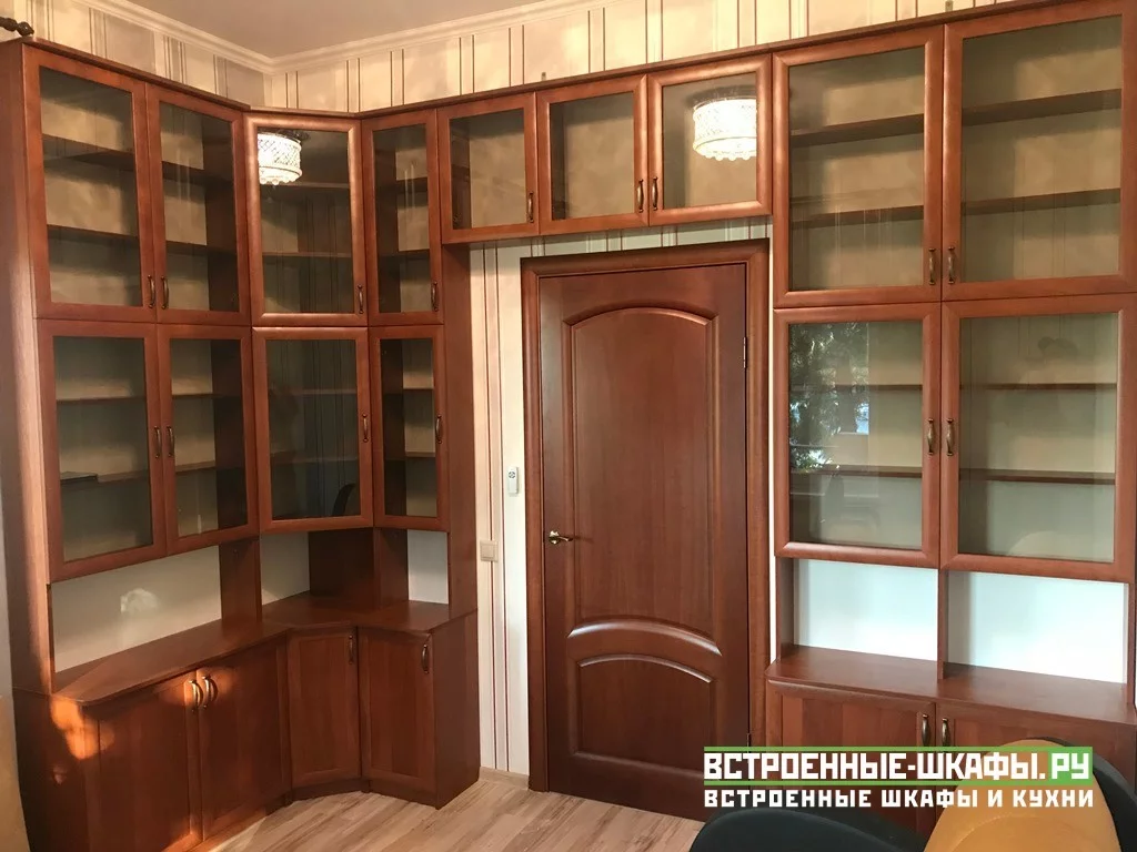 Встроенный книжный шкаф в гостиную из МДФ